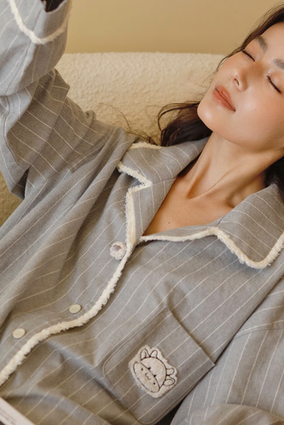 Relaxed fit of the grey brushed cotton flannel pajama top