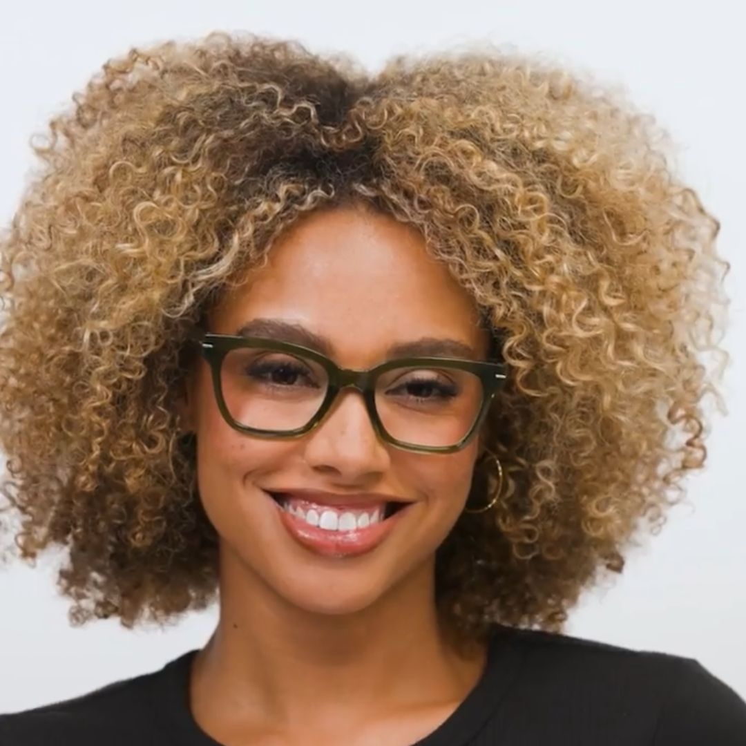 Woman wearing Peepers Buzzworthy blue light reading glasses in green