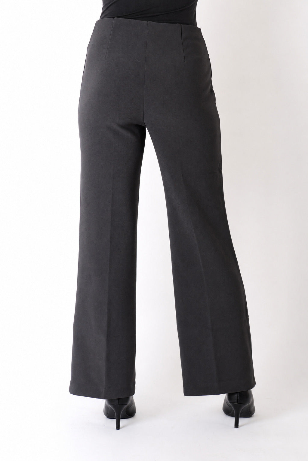 Lisette L Charlene 26" Wide Crop in ivory and charcoal, detail view