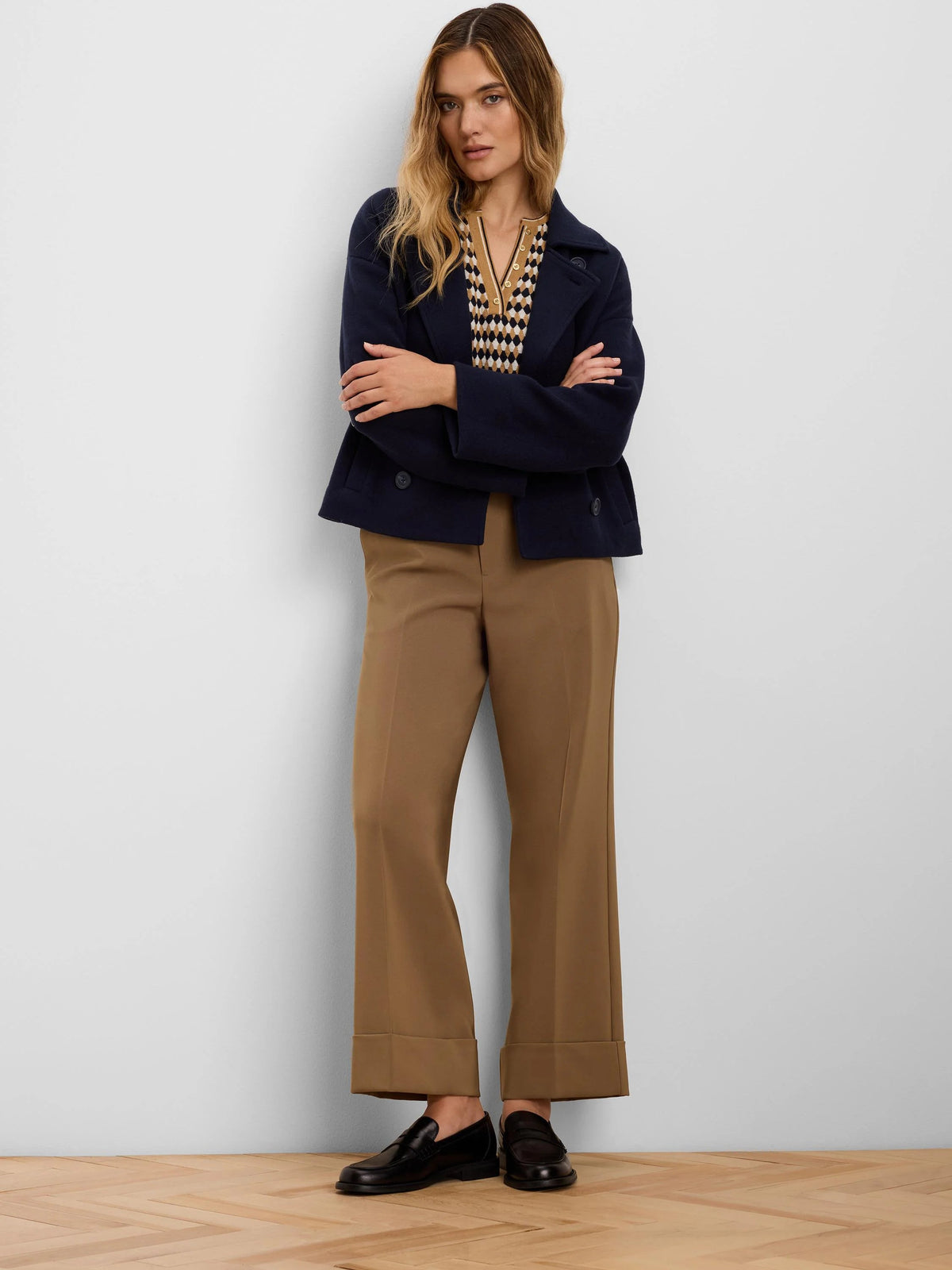 NIC+ZOE Clarendon Sleek Stretch Cuffed Ankle Pant in Oak, styled full-length view