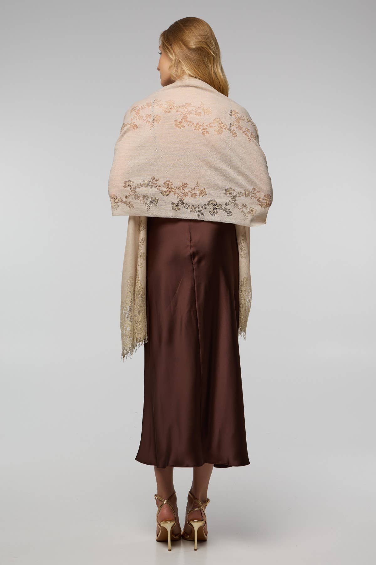 Close-up of the cream lace edge