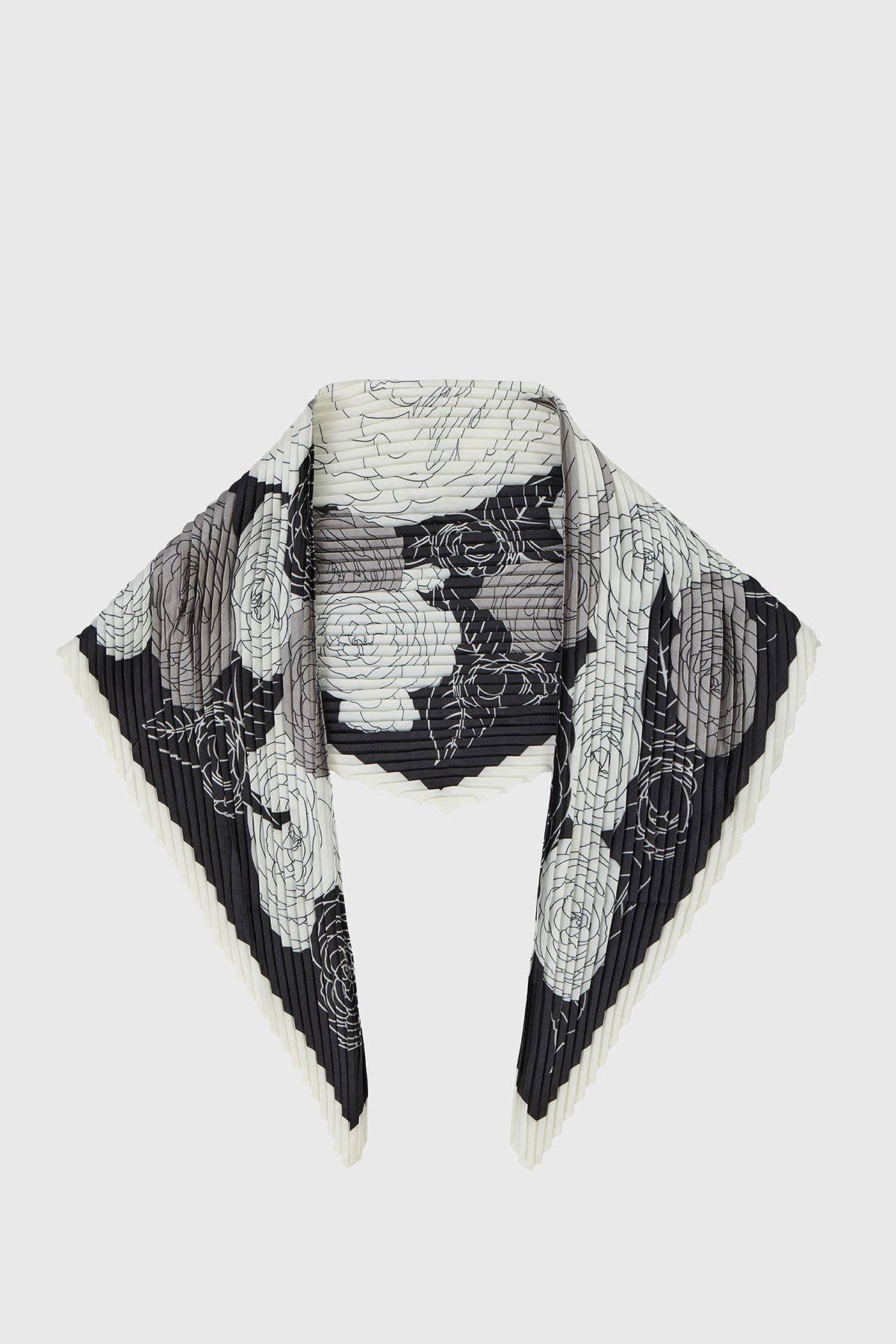Black and white rose print pleated bandana