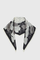 Black and white rose print pleated bandana